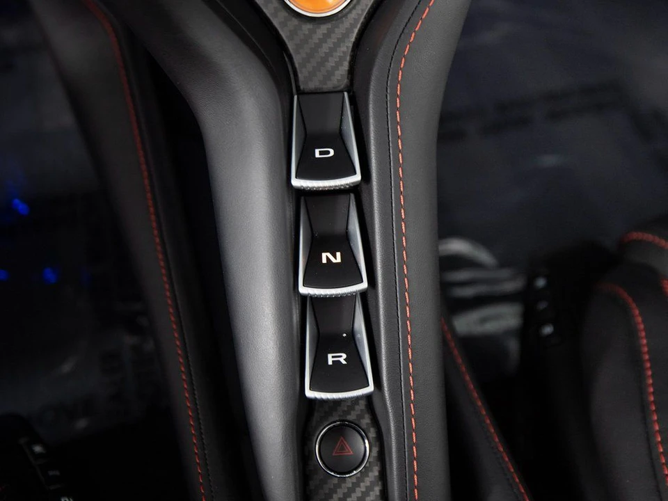 2026 McLaren 750S Spider - Image 24 of 31