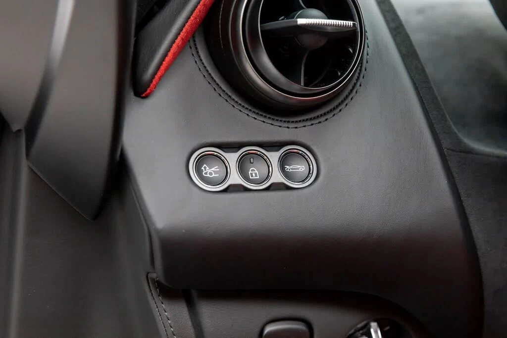 2026 McLaren 750S Coupe - Image 24 of 31