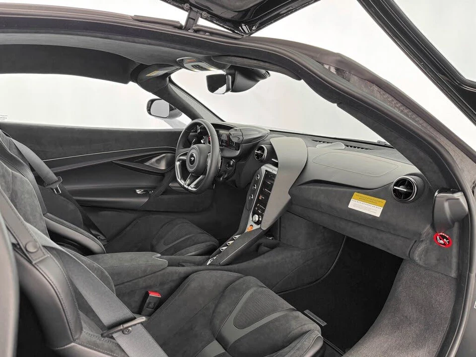 2026 McLaren 750S Coupe - Image 27 of 31