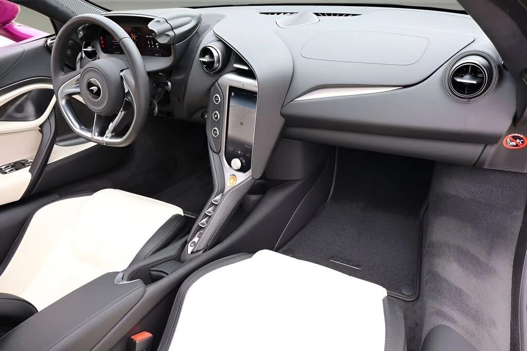 2026 McLaren 750S Coupe - Image 19 of 28