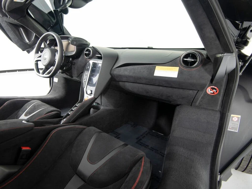 2026 McLaren 750S Coupe - Image 28 of 31