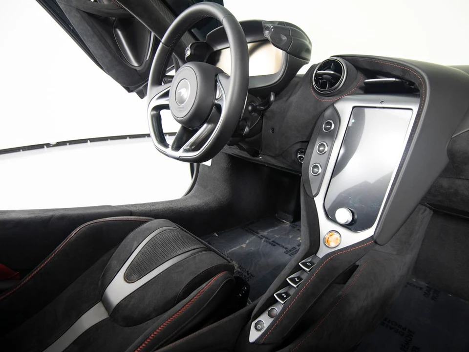 2026 McLaren 750S Coupe - Image 29 of 31