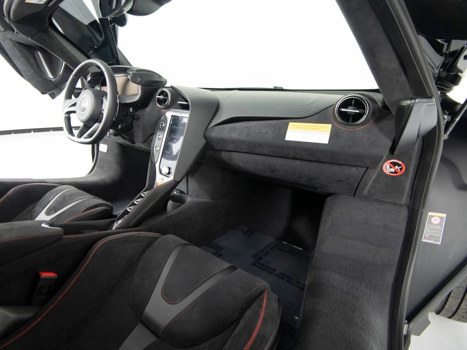 2026 McLaren 750S Coupe - Image 28 of 31