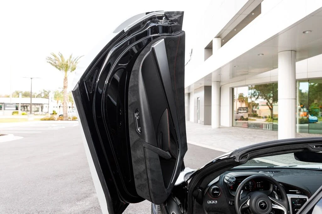 2026 McLaren 750S Spider - Image 27 of 31