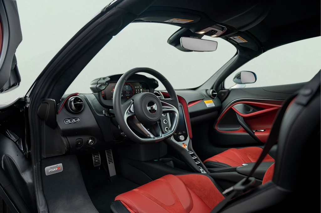 2026 McLaren 750S Spider - Image 27 of 31
