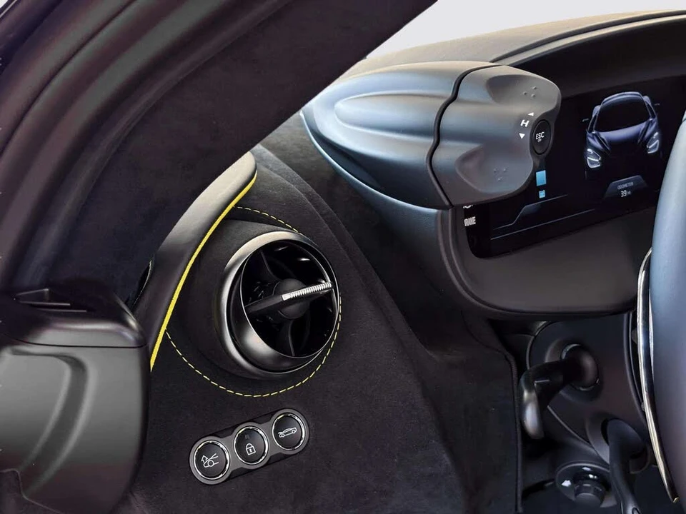 2026 McLaren 750S Spider - Image 19 of 31