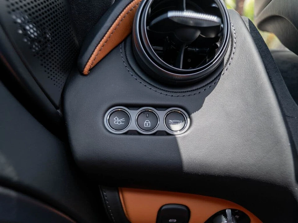 2026 McLaren 750S Spider - Image 17 of 31