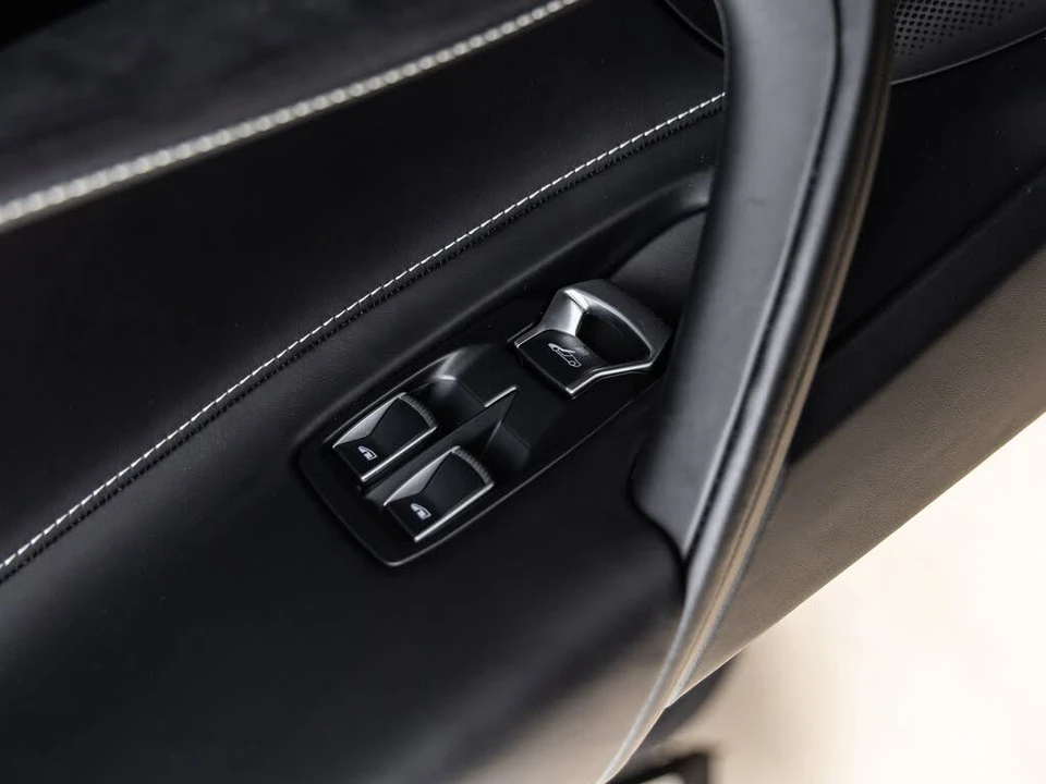 2026 McLaren 750S Spider - Image 26 of 31