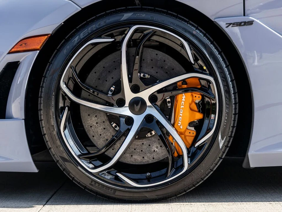 2026 McLaren 750S Spider - Image 13 of 31
