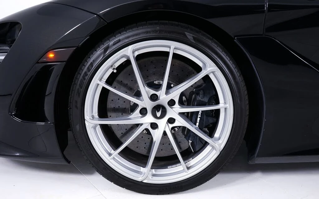 2026 McLaren 750S Spider - Image 13 of 28