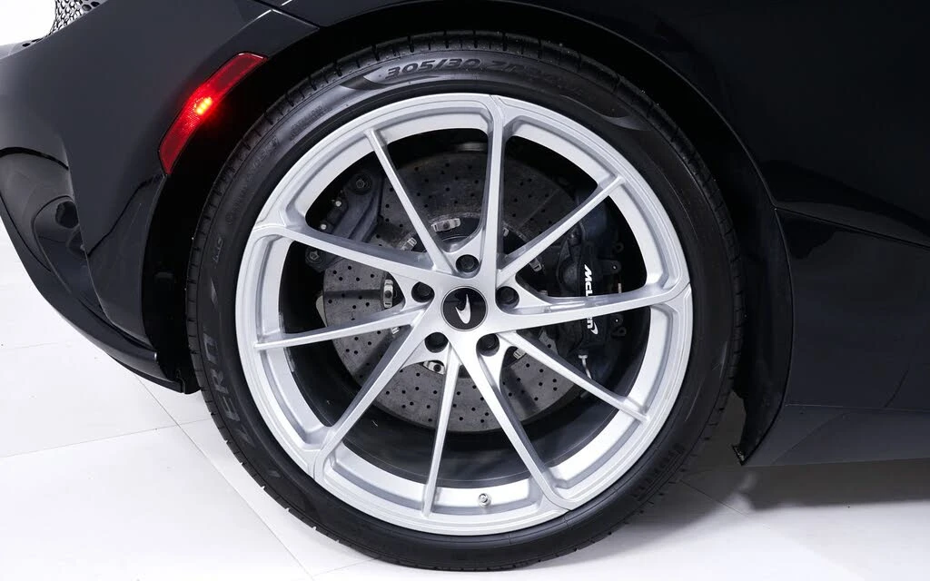 2026 McLaren 750S Spider - Image 15 of 28