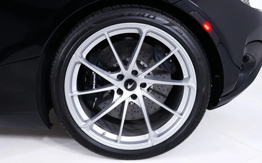 2026 McLaren 750S Spider - Image 14 of 28