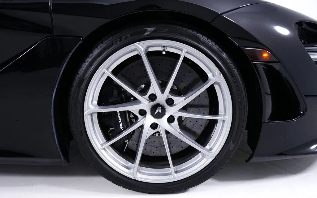 2026 McLaren 750S Spider - Image 16 of 28