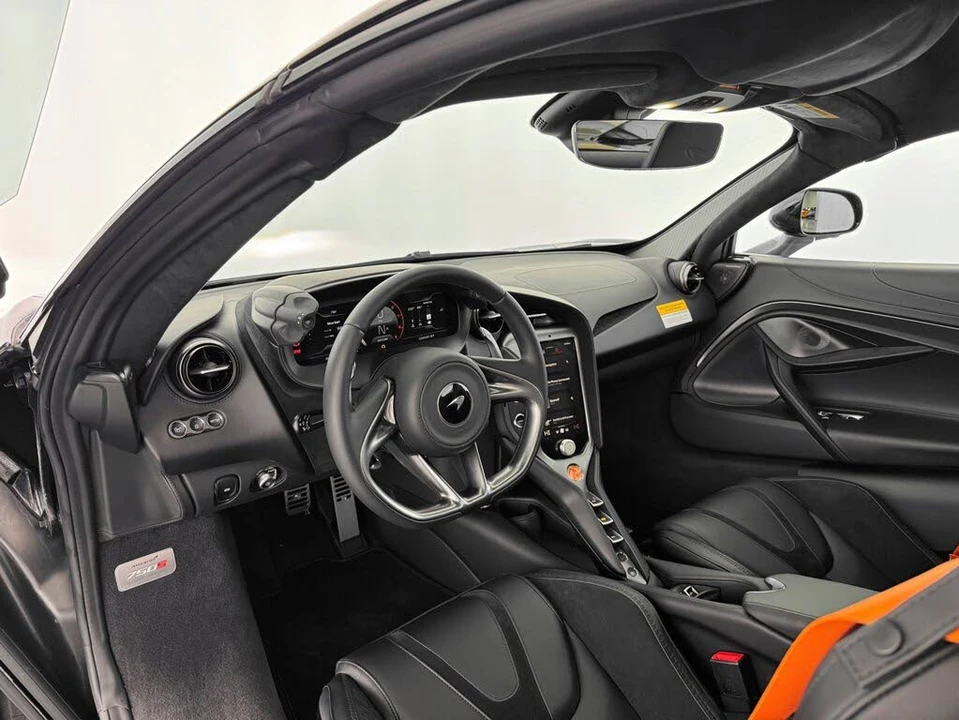 2026 McLaren 750S Spider - Image 16 of 31