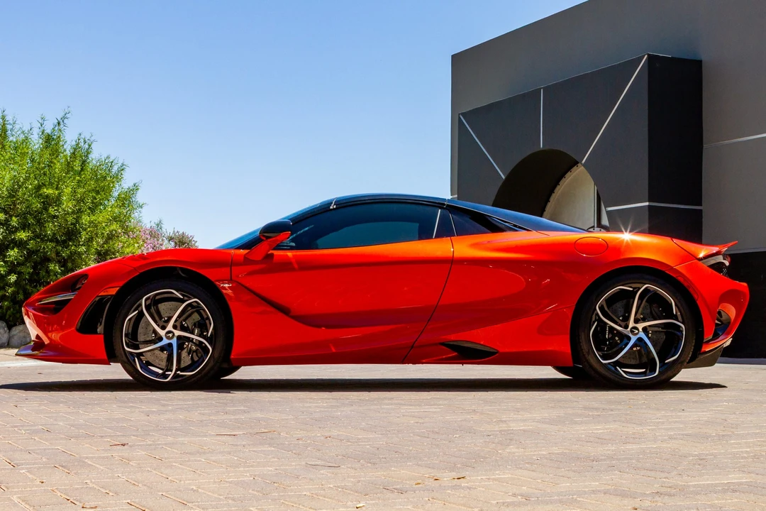 2026 McLaren - Image 18 of 31