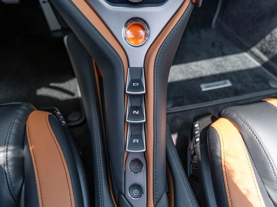 2026 McLaren 750S Spider - Image 18 of 31