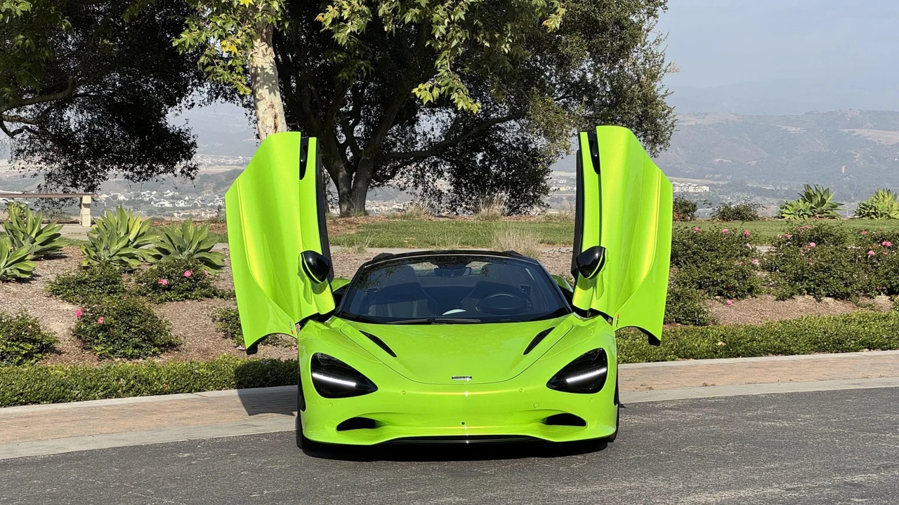 2026 McLaren 750S Spider - Image 16 of 31