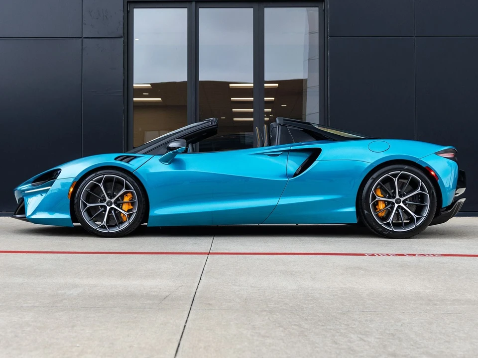2026 McLaren Artura - Image 11 of 31