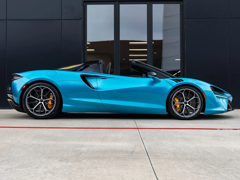 2026 McLaren Artura - Image 12 of 31