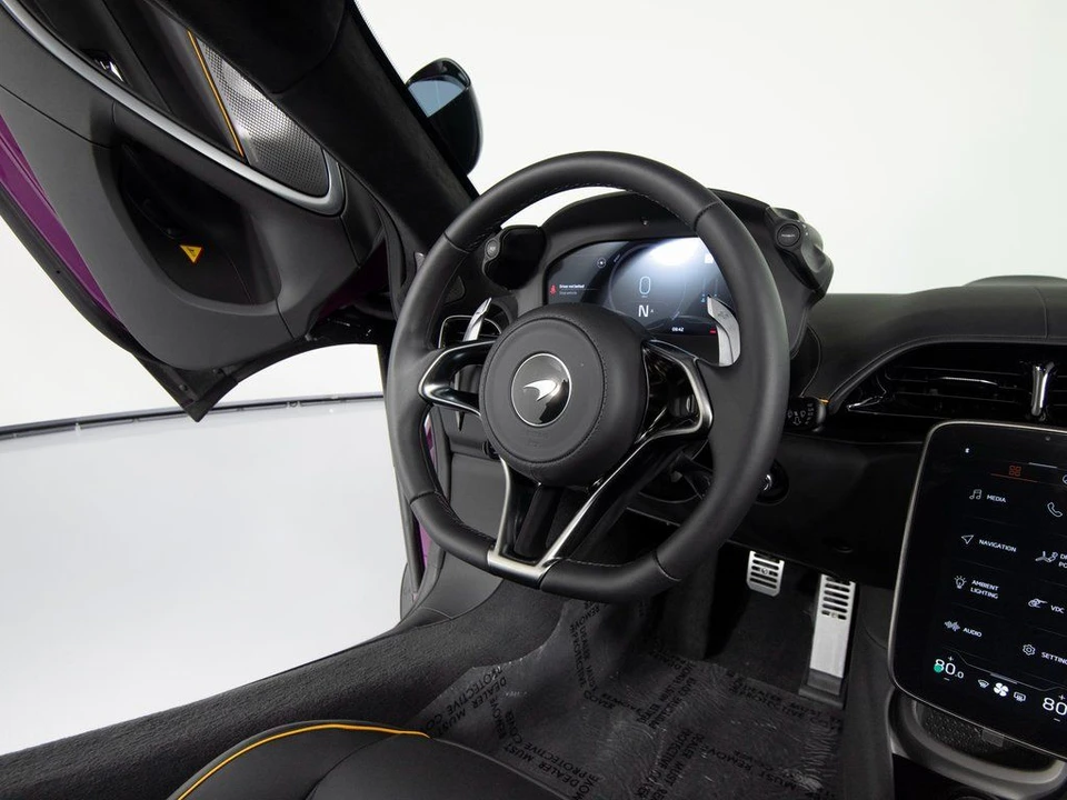 2026 McLaren Artura Spider - Image 27 of 31