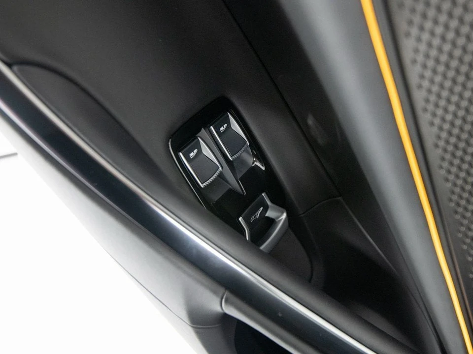 2026 McLaren Artura Spider - Image 14 of 31