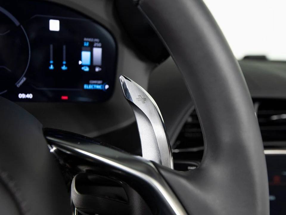 2026 McLaren Artura Spider - Image 19 of 31