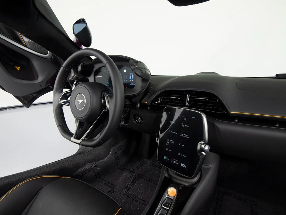 2026 McLaren Artura Spider - Image 26 of 31