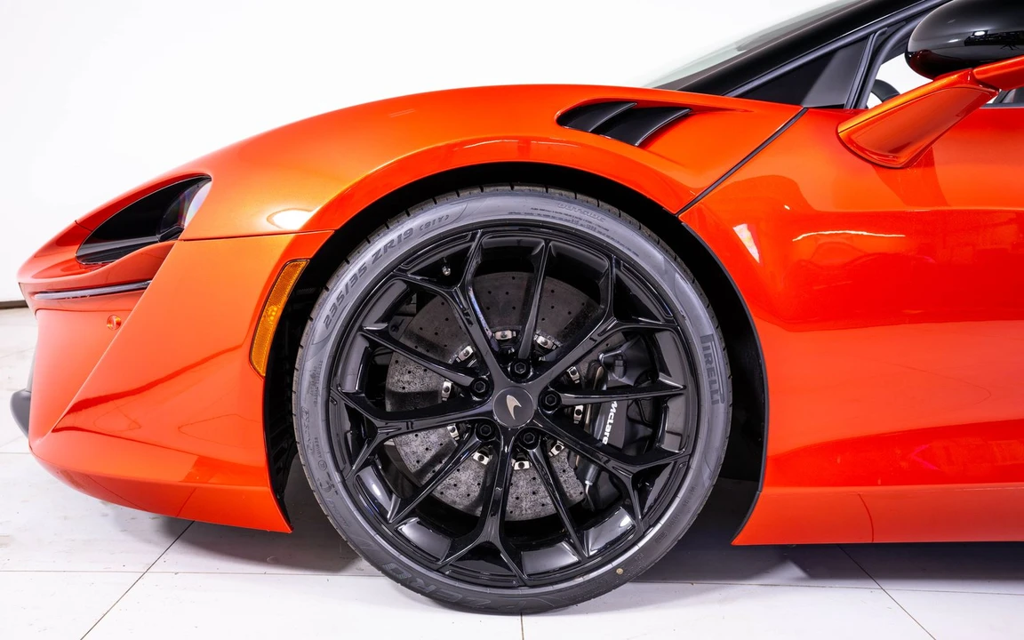 2026 McLaren Artura Spider - Image 16 of 25