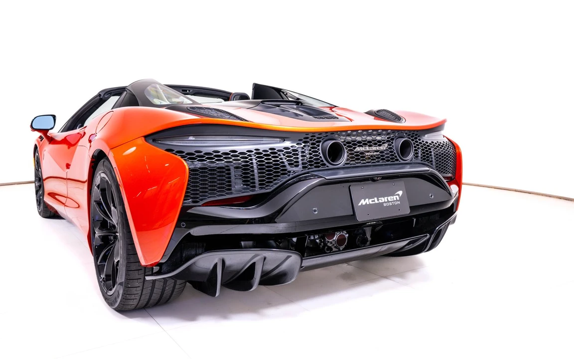 2026 McLaren Artura Spider - Image 13 of 25