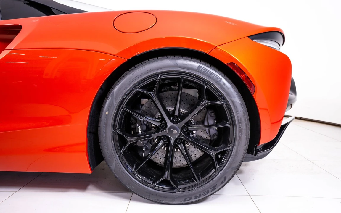 2026 McLaren Artura Spider - Image 17 of 25