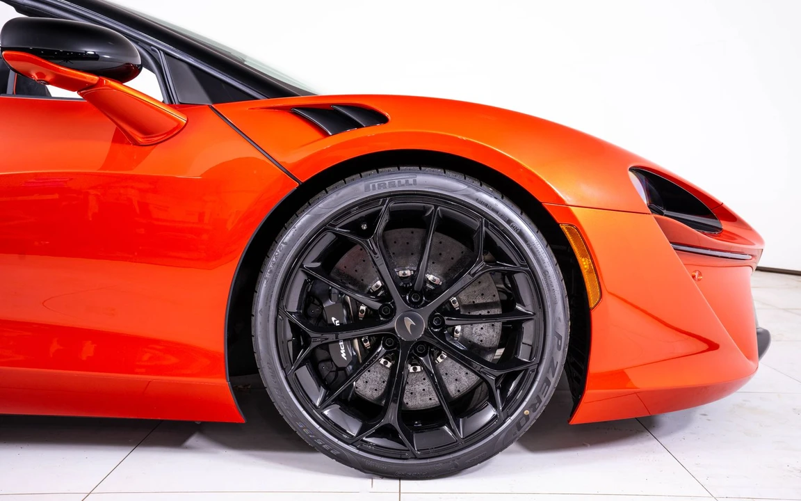 2026 McLaren Artura Spider - Image 19 of 25