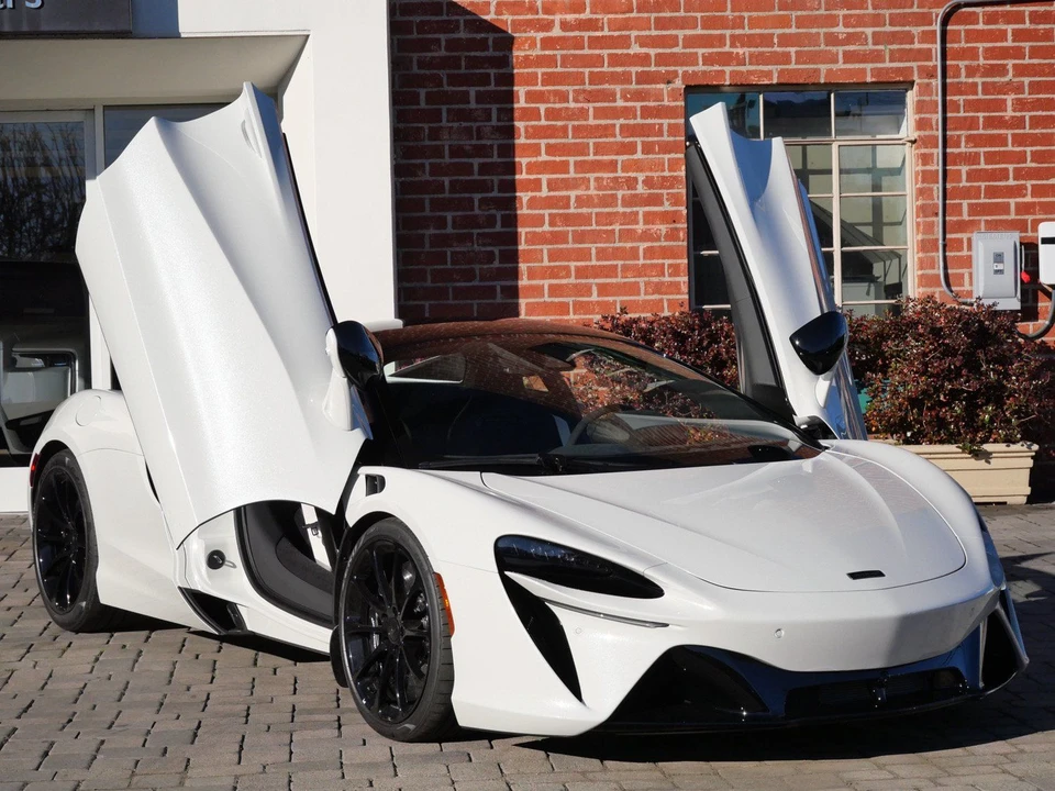 2026 McLaren Artura - Image 18 of 20
