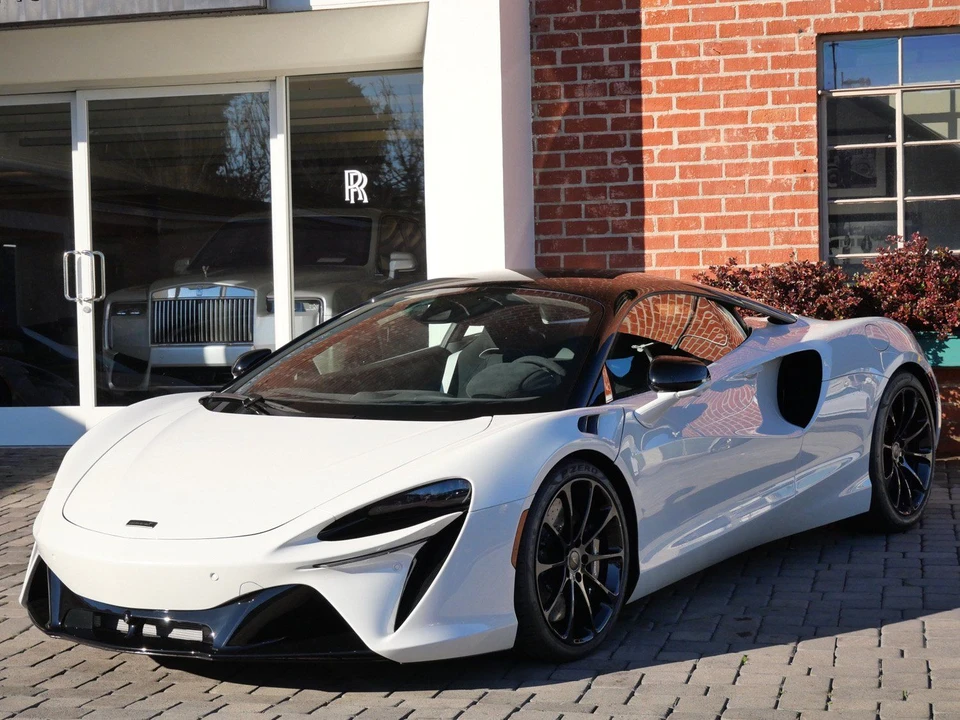 2026 McLaren Artura - Image 16 of 20