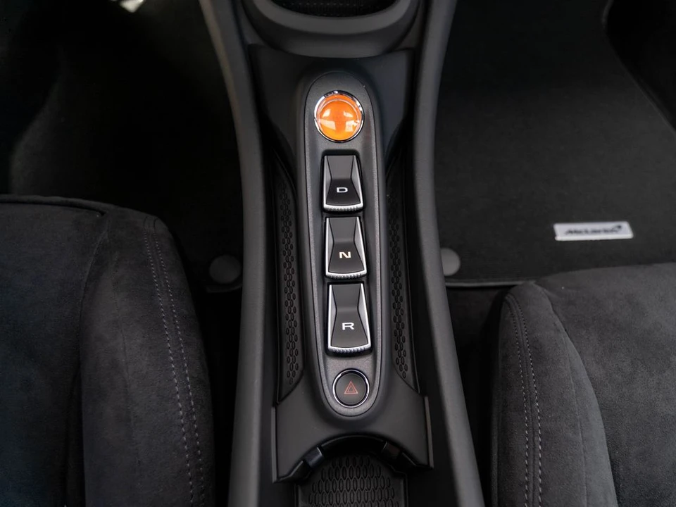 2026 McLaren Artura - Image 23 of 31