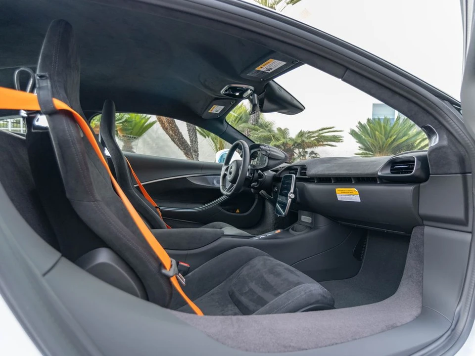 2026 McLaren Artura - Image 10 of 31