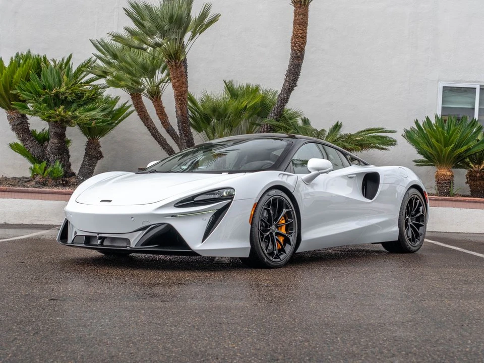 2026 McLaren Artura - Image 27 of 31