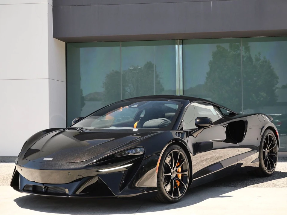 2026 McLaren Artura - Image 17 of 25