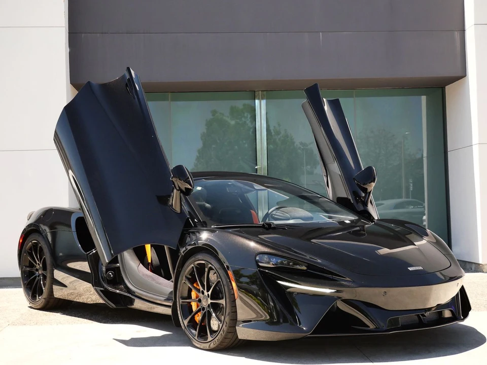 2026 McLaren Artura - Image 16 of 25