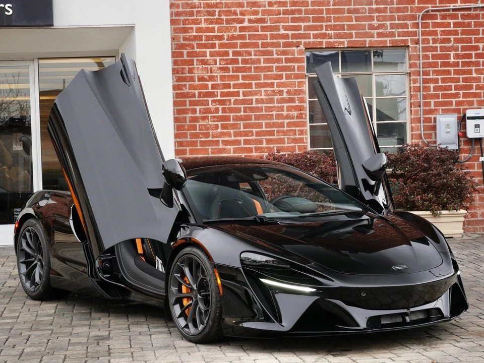 2026 McLaren Artura - Image 19 of 22