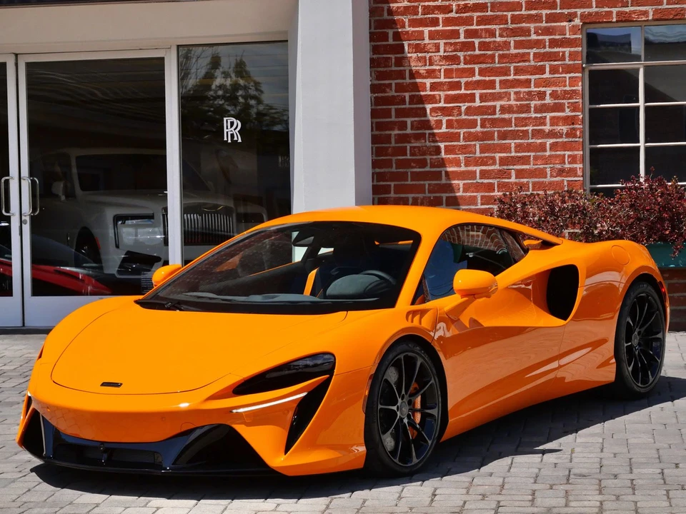 2026 McLaren Artura - Image 16 of 24