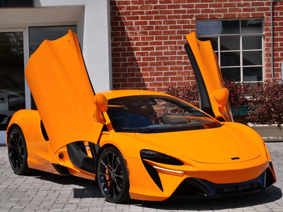 2026 McLaren Artura - Image 15 of 24