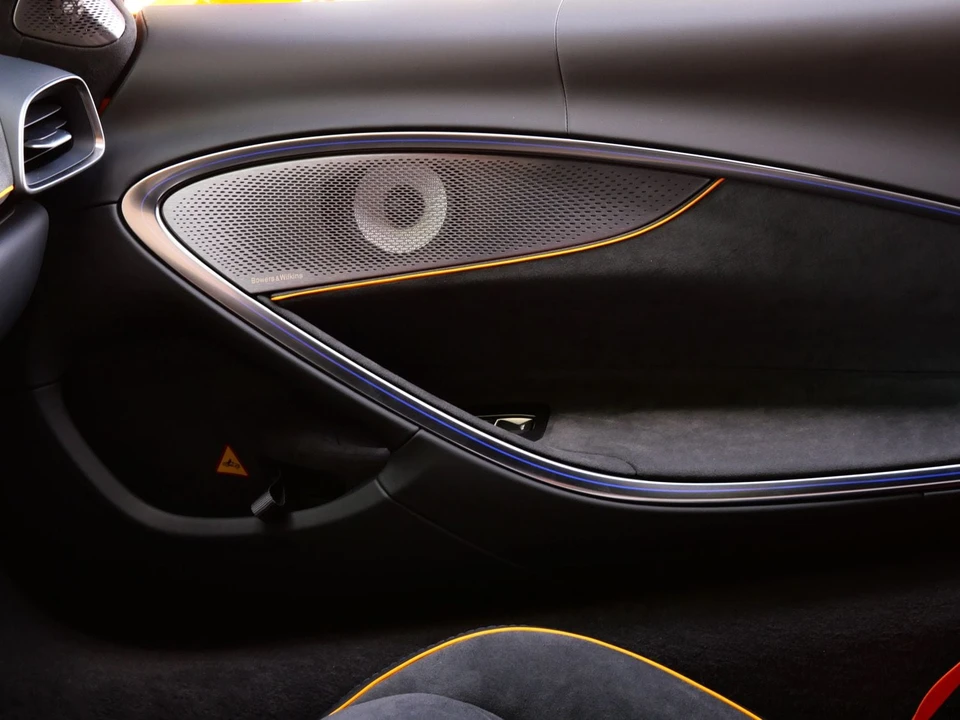 2026 McLaren Artura - Image 18 of 24