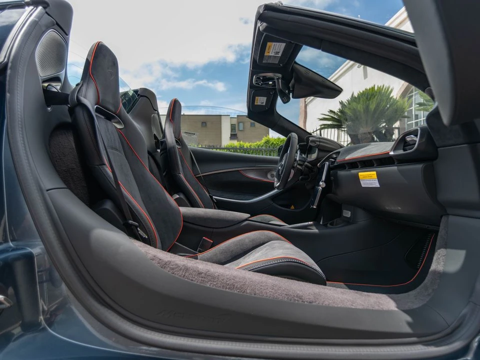 2026 McLaren Artura Spider - Image 26 of 31