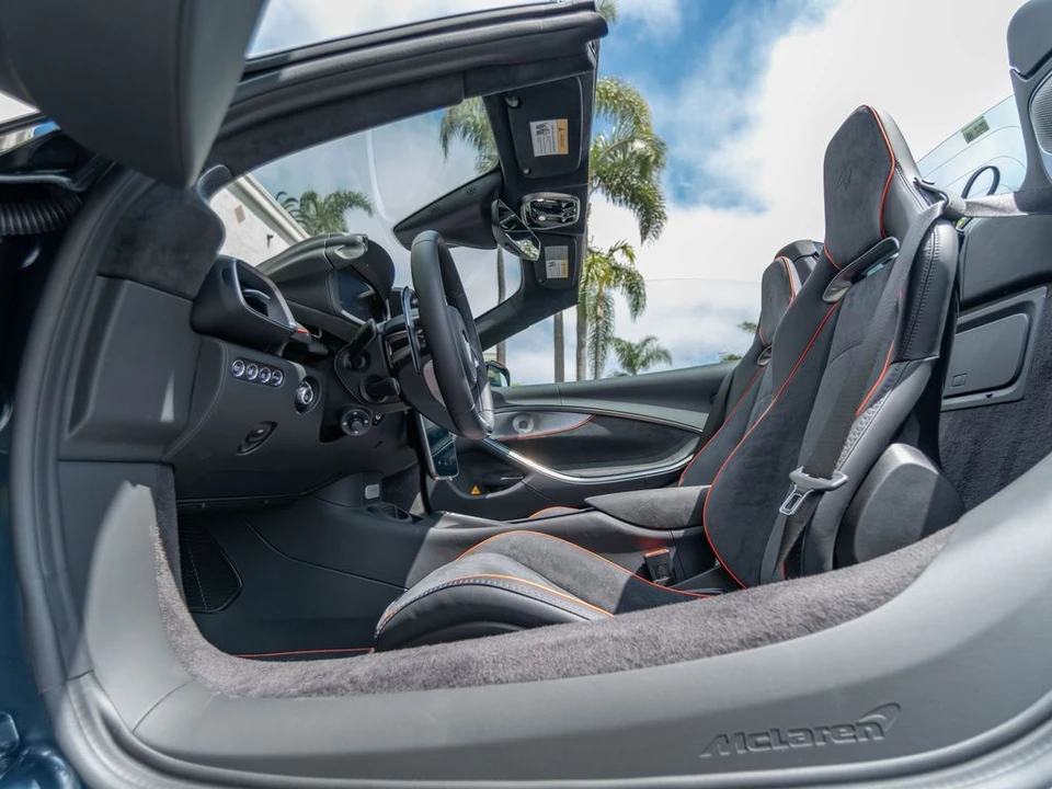 2026 McLaren Artura Spider - Image 13 of 31