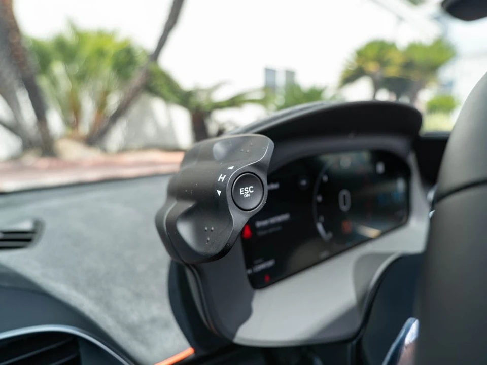2026 McLaren Artura Spider - Image 17 of 31