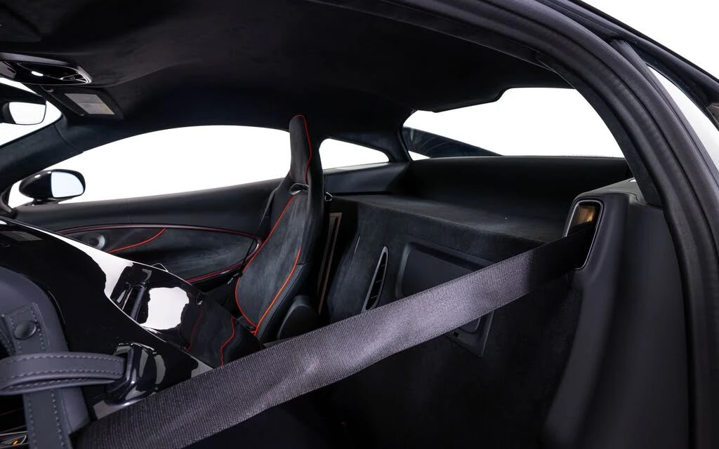 2026 McLaren Artura - Image 19 of 22