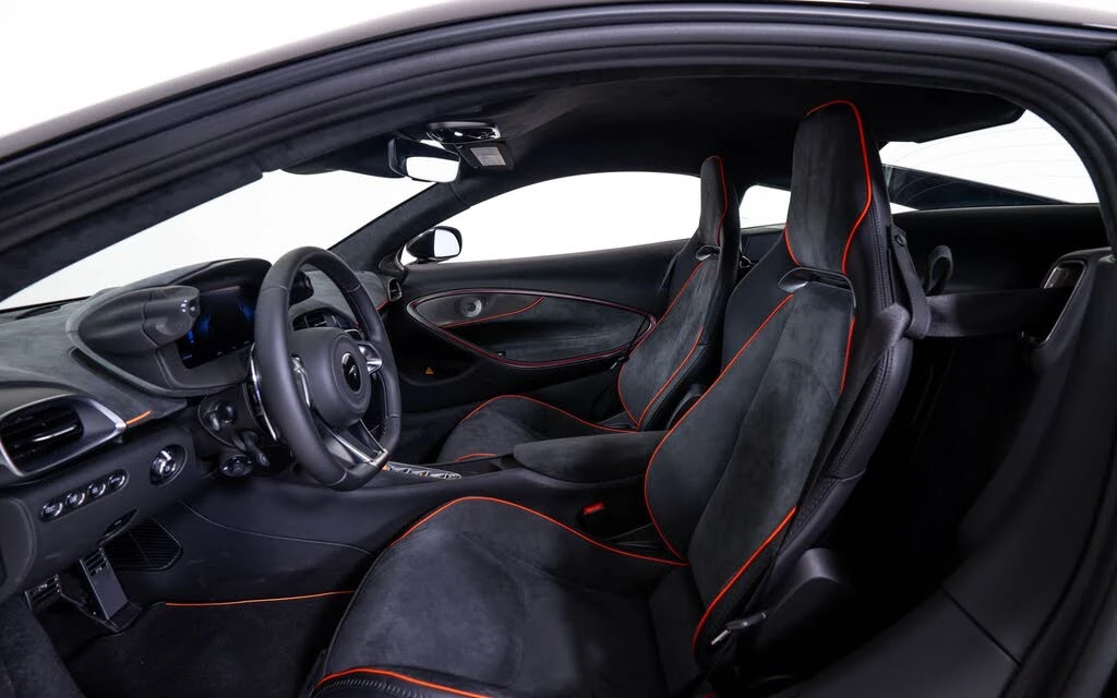 2026 McLaren Artura - Image 18 of 22