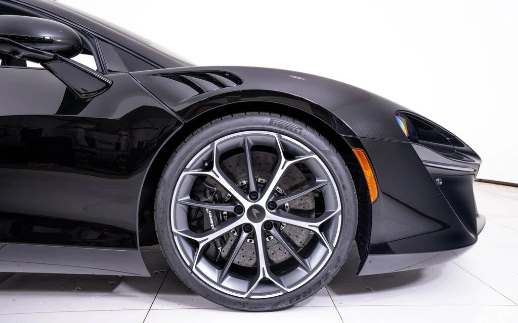 2026 McLaren Artura - Image 15 of 22