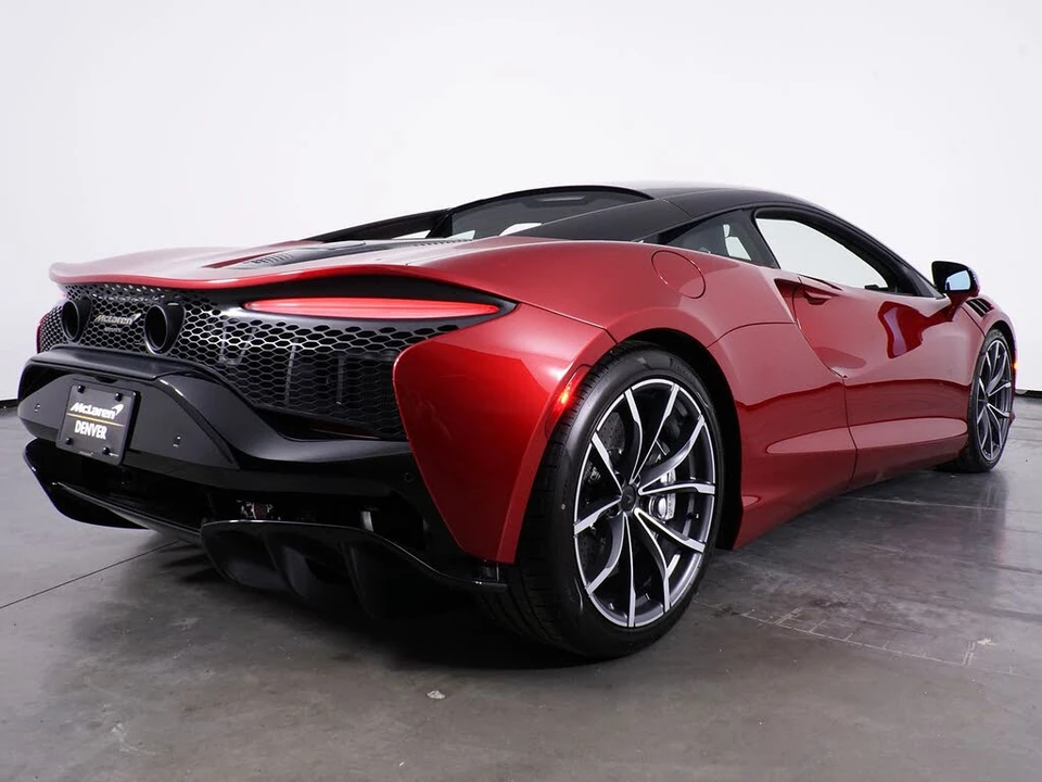 2026 McLaren Artura - Image 18 of 30