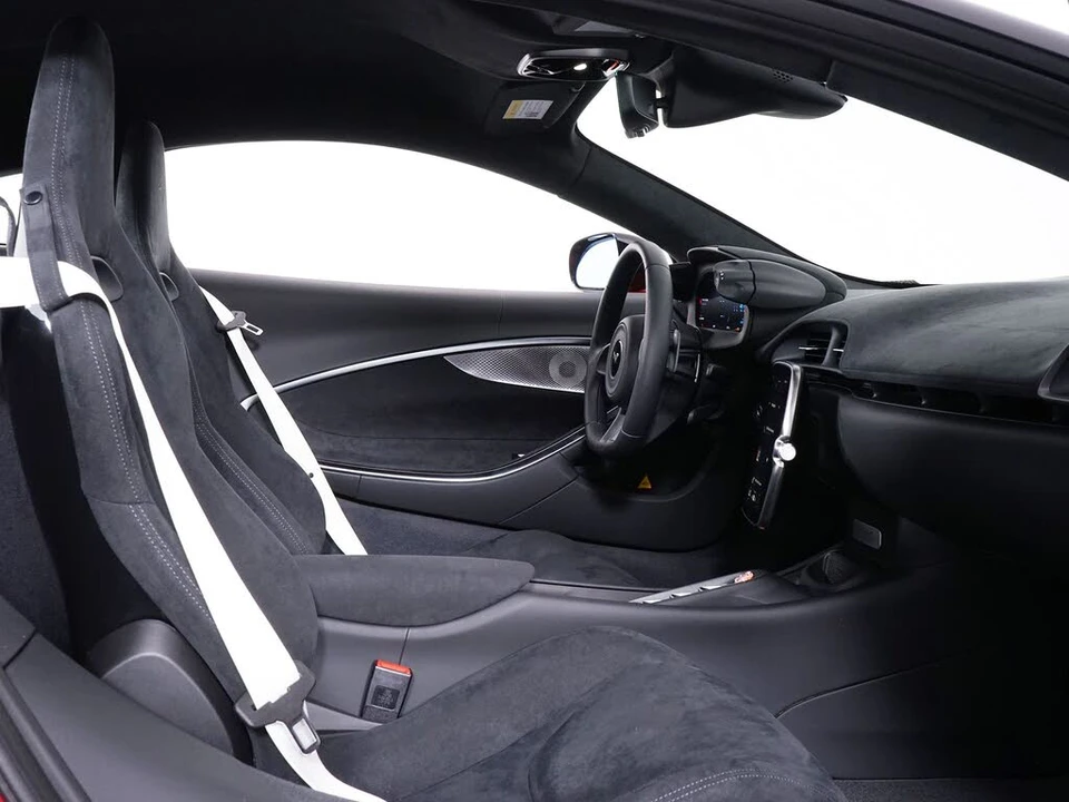 2026 McLaren Artura - Image 29 of 30